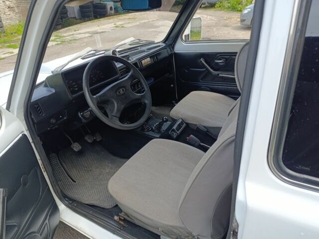 Білий ВАЗ 21213 Niva, об'ємом двигуна 1.6 л та пробігом 38 тис. км за 2896 $, фото 2 на Automoto.ua