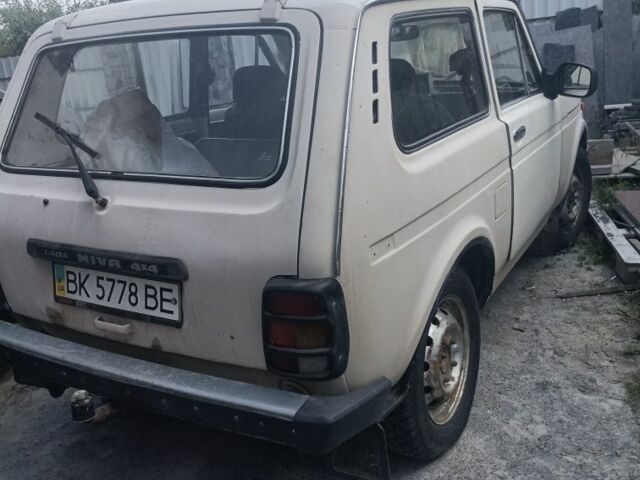 Белый ВАЗ 21213 Niva, объемом двигателя 1 л и пробегом 10 тыс. км за 1400 $, фото 1 на Automoto.ua