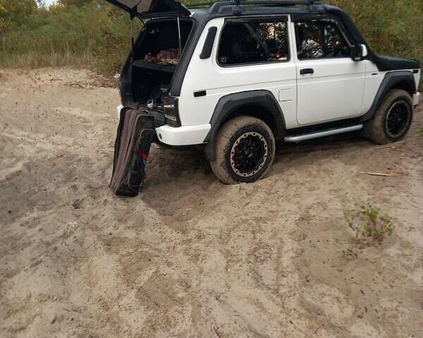 Білий ВАЗ 21213 Niva, об'ємом двигуна 1.7 л та пробігом 135 тис. км за 4000 $, фото 2 на Automoto.ua