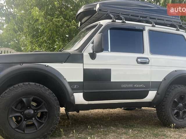 Белый ВАЗ 21213 Niva, объемом двигателя 1.7 л и пробегом 220 тыс. км за 3100 $, фото 13 на Automoto.ua