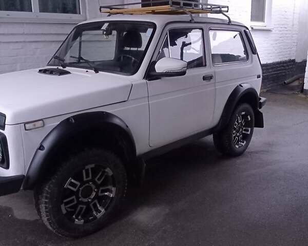 Белый ВАЗ 21213 Niva, объемом двигателя 1.6 л и пробегом 150 тыс. км за 3100 $, фото 2 на Automoto.ua