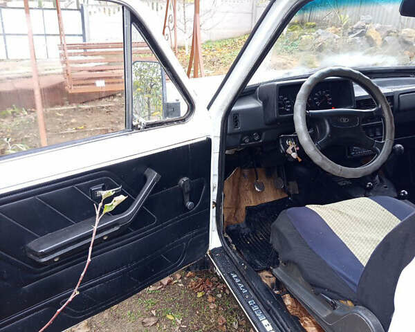 Белый ВАЗ 21213 Niva, объемом двигателя 1.6 л и пробегом 160 тыс. км за 1700 $, фото 10 на Automoto.ua