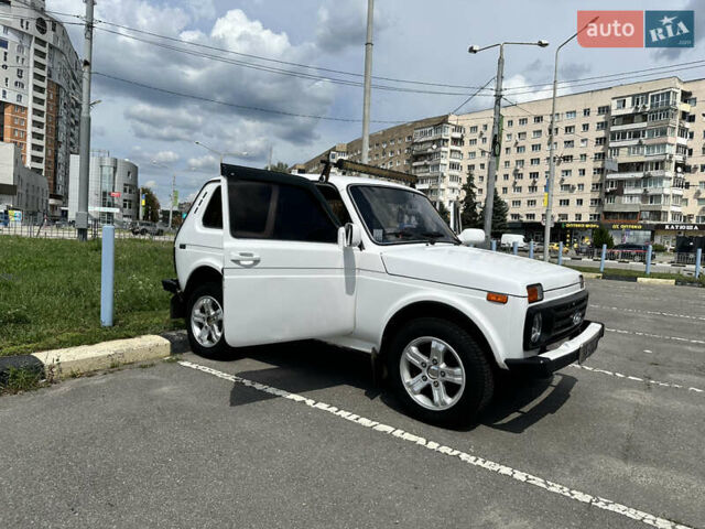 Белый ВАЗ 21213 Niva, объемом двигателя 1.6 л и пробегом 372 тыс. км за 3500 $, фото 1 на Automoto.ua