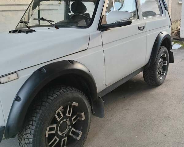 Белый ВАЗ 21213 Niva, объемом двигателя 1.6 л и пробегом 170 тыс. км за 3000 $, фото 16 на Automoto.ua