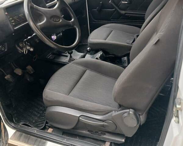 Белый ВАЗ 21213 Niva, объемом двигателя 1.7 л и пробегом 180 тыс. км за 3500 $, фото 3 на Automoto.ua