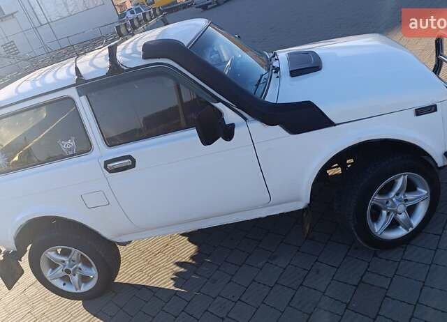 Белый ВАЗ 21213 Niva, объемом двигателя 1.7 л и пробегом 100 тыс. км за 2700 $, фото 1 на Automoto.ua