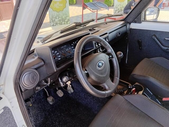 Белый ВАЗ 21213 Niva, объемом двигателя 1.7 л и пробегом 150 тыс. км за 125000 $, фото 2 на Automoto.ua