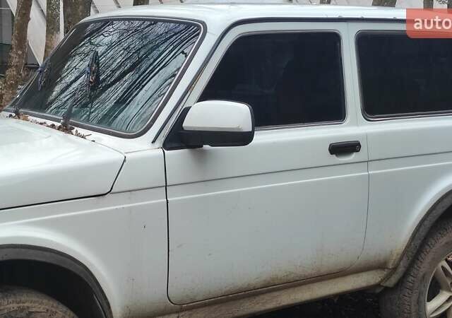 Белый ВАЗ 21213 Niva, объемом двигателя 0 л и пробегом 110 тыс. км за 2000 $, фото 2 на Automoto.ua