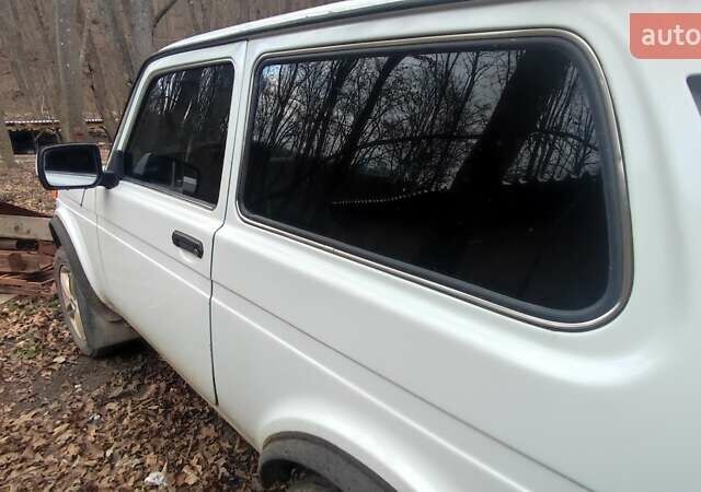 Белый ВАЗ 21213 Niva, объемом двигателя 0 л и пробегом 110 тыс. км за 2000 $, фото 3 на Automoto.ua