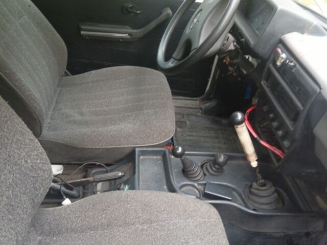 Белый ВАЗ 21213 Niva, объемом двигателя 1.7 л и пробегом 300 тыс. км за 1662 $, фото 4 на Automoto.ua