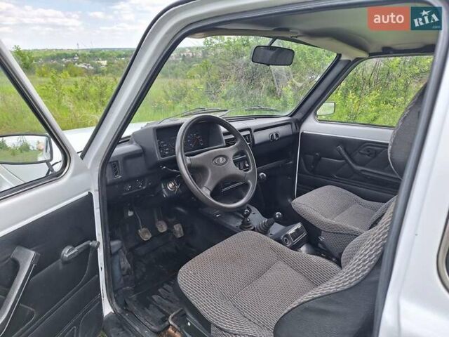 Белый ВАЗ 21213 Niva, объемом двигателя 1.7 л и пробегом 95 тыс. км за 3300 $, фото 6 на Automoto.ua