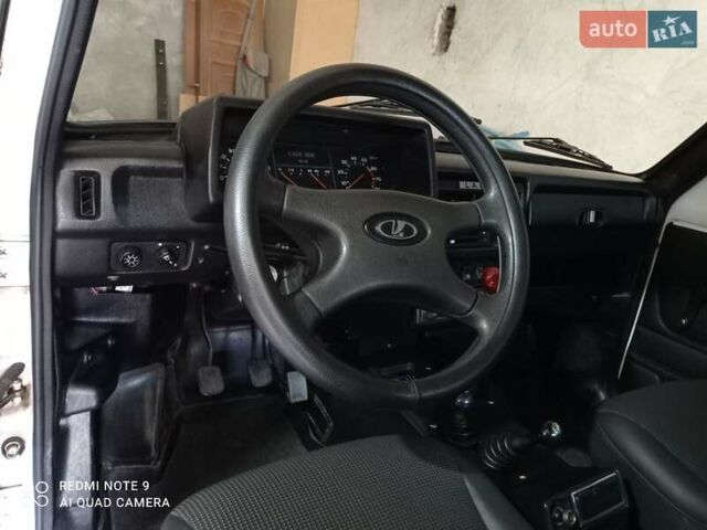 Білий ВАЗ 21213 Niva, об'ємом двигуна 1.7 л та пробігом 62 тис. км за 7000 $, фото 9 на Automoto.ua