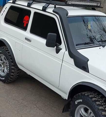 Белый ВАЗ 21213 Niva, объемом двигателя 1.7 л и пробегом 164 тыс. км за 5500 $, фото 1 на Automoto.ua