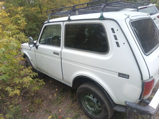 Белый ВАЗ 21213 Niva, объемом двигателя 1.7 л и пробегом 300 тыс. км за 1662 $, фото 1 на Automoto.ua