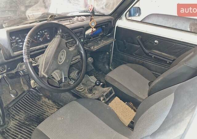 Белый ВАЗ 21213 Niva, объемом двигателя 1.69 л и пробегом 100 тыс. км за 2500 $, фото 2 на Automoto.ua