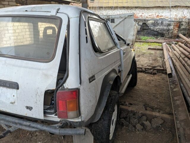 Білий ВАЗ 21213 Niva, об'ємом двигуна 1.7 л та пробігом 150 тис. км за 999 $, фото 3 на Automoto.ua