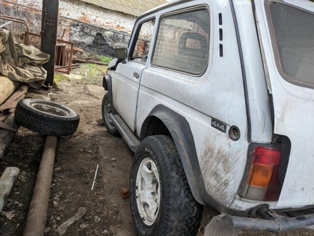 Білий ВАЗ 21213 Niva, об'ємом двигуна 1.7 л та пробігом 150 тис. км за 999 $, фото 4 на Automoto.ua