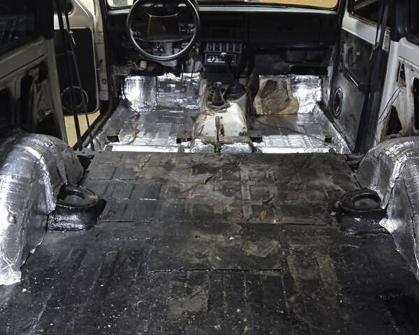 Белый ВАЗ 21213 Niva, объемом двигателя 1.7 л и пробегом 200 тыс. км за 7200 $, фото 12 на Automoto.ua