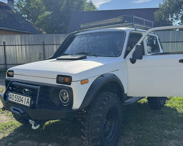 Белый ВАЗ 21213 Niva, объемом двигателя 1.7 л и пробегом 200 тыс. км за 7200 $, фото 3 на Automoto.ua