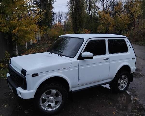 Белый ВАЗ 21213 Niva, объемом двигателя 1.7 л и пробегом 140 тыс. км за 5200 $, фото 2 на Automoto.ua