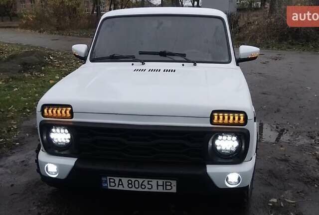 Белый ВАЗ 21213 Niva, объемом двигателя 1.7 л и пробегом 140 тыс. км за 5200 $, фото 1 на Automoto.ua