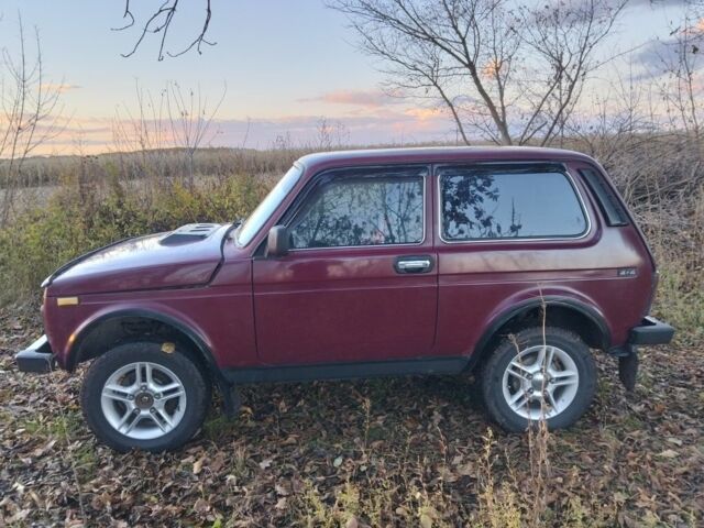 Червоний ВАЗ 21213 Niva, об'ємом двигуна 1.7 л та пробігом 260 тис. км за 2400 $, фото 1 на Automoto.ua