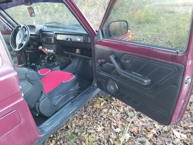 Червоний ВАЗ 21213 Niva, об'ємом двигуна 1.7 л та пробігом 260 тис. км за 2400 $, фото 5 на Automoto.ua