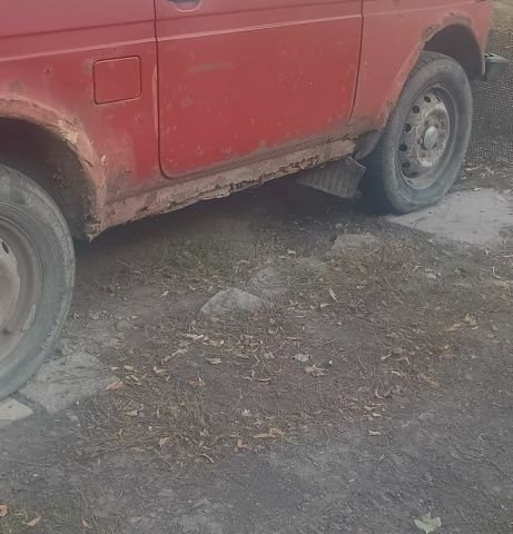 Красный ВАЗ 21213 Niva, объемом двигателя 1.6 л и пробегом 300 тыс. км за 384 $, фото 1 на Automoto.ua