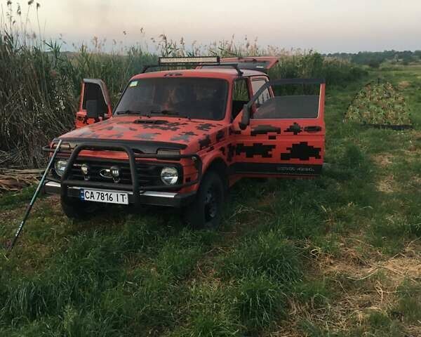 Красный ВАЗ 21213 Niva, объемом двигателя 1.69 л и пробегом 101 тыс. км за 2000 $, фото 1 на Automoto.ua