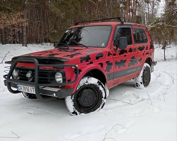 Красный ВАЗ 21213 Niva, объемом двигателя 1.69 л и пробегом 101 тыс. км за 2000 $, фото 2 на Automoto.ua