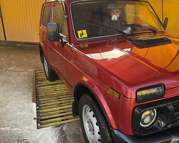 Красный ВАЗ 21213 Niva, объемом двигателя 1.69 л и пробегом 111 тыс. км за 3000 $, фото 1 на Automoto.ua