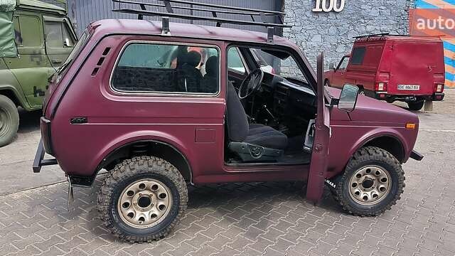 Красный ВАЗ 21213 Niva, объемом двигателя 1.69 л и пробегом 200 тыс. км за 3799 $, фото 5 на Automoto.ua