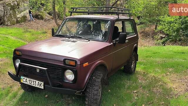 Красный ВАЗ 21213 Niva, объемом двигателя 1.69 л и пробегом 200 тыс. км за 3799 $, фото 3 на Automoto.ua