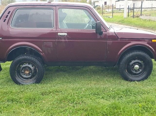 Красный ВАЗ 21213 Niva, объемом двигателя 1 л и пробегом 240 тыс. км за 2350 $, фото 1 на Automoto.ua