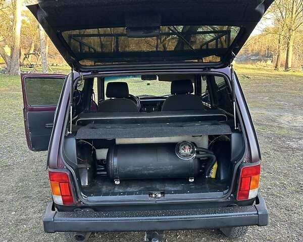 Красный ВАЗ 21213 Niva, объемом двигателя 1.69 л и пробегом 150 тыс. км за 2500 $, фото 5 на Automoto.ua