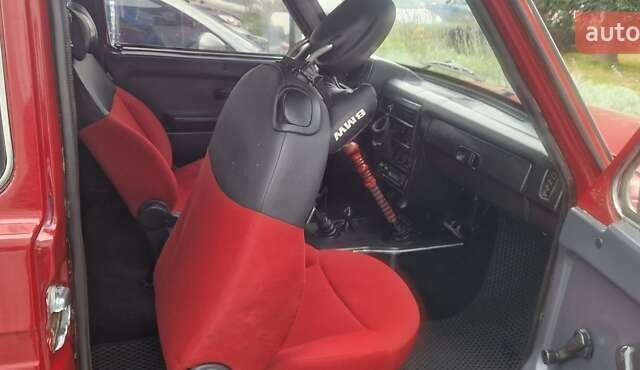 Красный ВАЗ 21213 Niva, объемом двигателя 1.69 л и пробегом 250 тыс. км за 3400 $, фото 5 на Automoto.ua