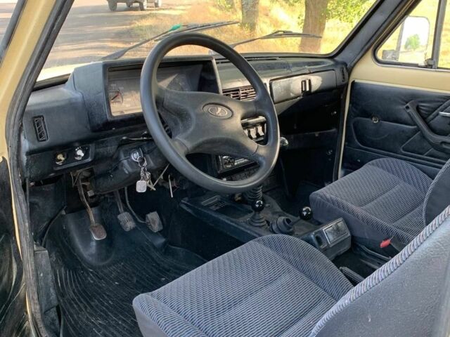 Желтый ВАЗ 21213 Niva, объемом двигателя 1.7 л и пробегом 200 тыс. км за 2300 $, фото 6 на Automoto.ua