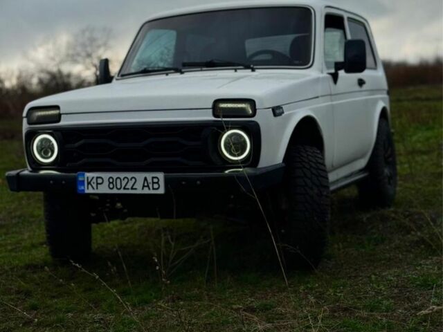 Белый ВАЗ 21214, объемом двигателя 1.7 л и пробегом 350 тыс. км за 3500 $, фото 1 на Automoto.ua