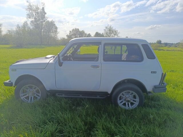 Белый ВАЗ 21214, объемом двигателя 1.7 л и пробегом 140 тыс. км за 3500 $, фото 4 на Automoto.ua