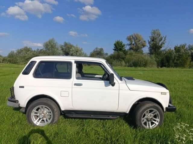 Білий ВАЗ 21214, об'ємом двигуна 1.7 л та пробігом 140 тис. км за 3500 $, фото 3 на Automoto.ua