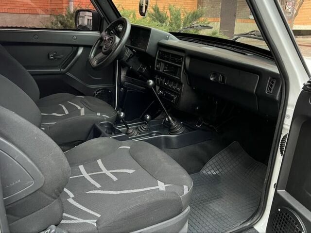 Белый ВАЗ 21214, объемом двигателя 1.6 л и пробегом 150 тыс. км за 3300 $, фото 1 на Automoto.ua