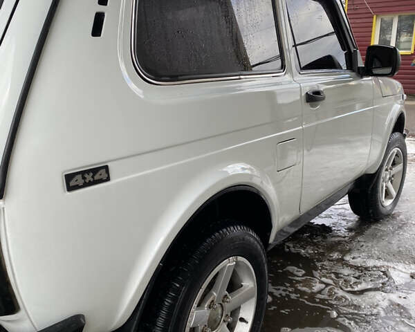 Белый ВАЗ 21214, объемом двигателя 1.7 л и пробегом 87 тыс. км за 6400 $, фото 5 на Automoto.ua