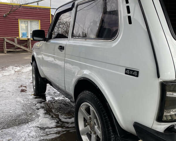 Белый ВАЗ 21214, объемом двигателя 1.7 л и пробегом 87 тыс. км за 6400 $, фото 3 на Automoto.ua