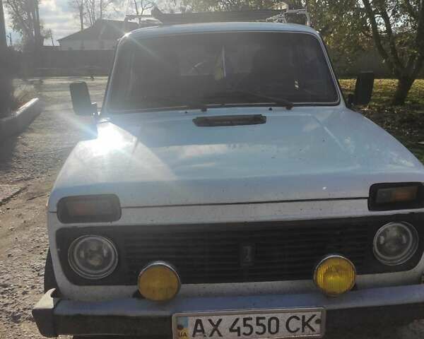 Белый ВАЗ 21214, объемом двигателя 1.7 л и пробегом 182 тыс. км за 3300 $, фото 2 на Automoto.ua