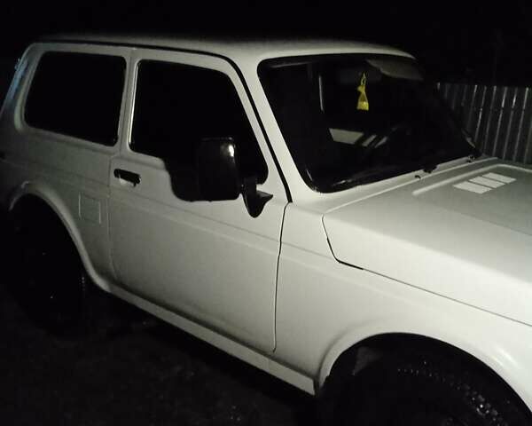 Белый ВАЗ 21214, объемом двигателя 1.7 л и пробегом 280 тыс. км за 2700 $, фото 1 на Automoto.ua