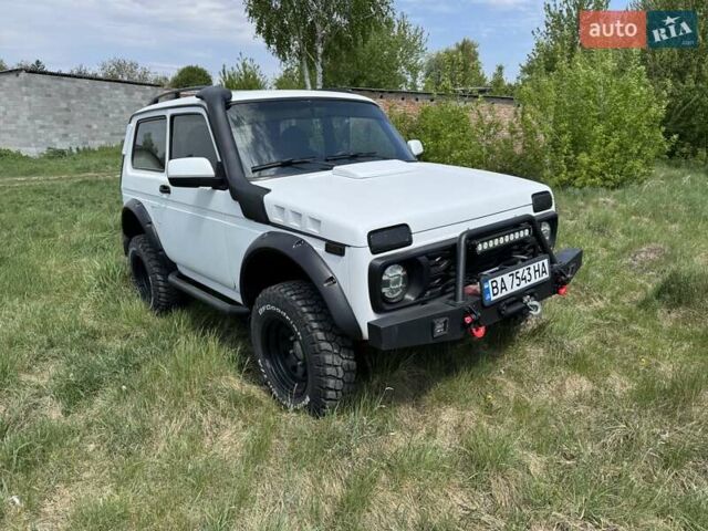 Белый ВАЗ 21214, объемом двигателя 1.9 л и пробегом 38 тыс. км за 8888 $, фото 1 на Automoto.ua