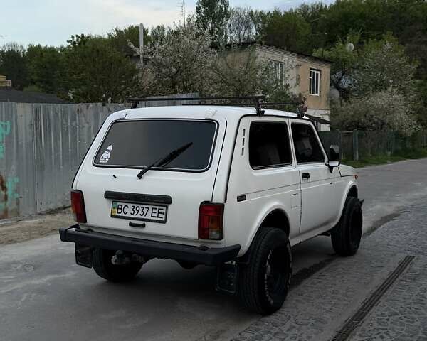 Белый ВАЗ 21214, объемом двигателя 1.7 л и пробегом 254 тыс. км за 3400 $, фото 4 на Automoto.ua