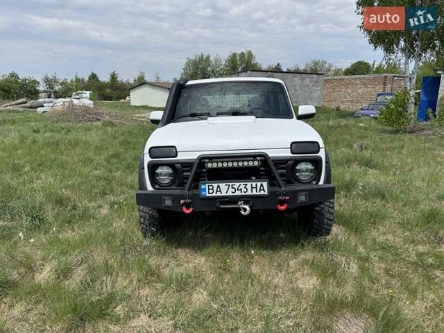 Белый ВАЗ 21214, объемом двигателя 1.9 л и пробегом 38 тыс. км за 8888 $, фото 2 на Automoto.ua