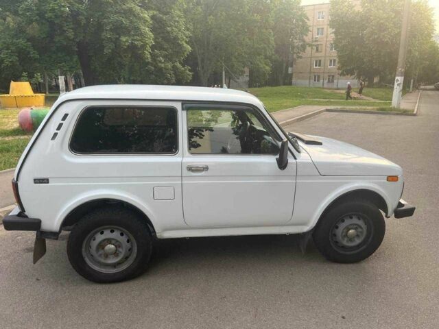 Белый ВАЗ 21214, объемом двигателя 1.69 л и пробегом 170 тыс. км за 3500 $, фото 4 на Automoto.ua