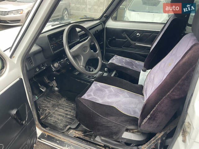 Білий ВАЗ 21214, об'ємом двигуна 1.7 л та пробігом 171 тис. км за 3300 $, фото 6 на Automoto.ua